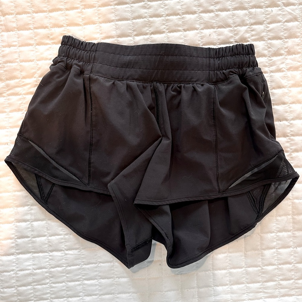 Lululemon Hotty hot low rise 2.5” shorts
